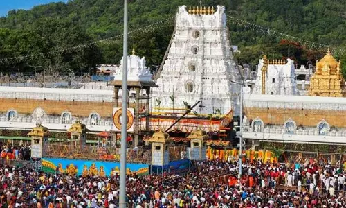 வைகுண்ட துவார தரிசனம் - திருப்பதி கோவிலில் அலைமோதும் பக்தர்கள்