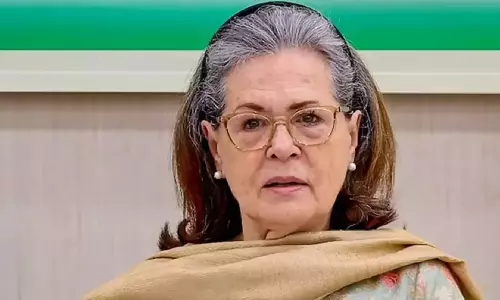 காங்கிரஸ் மூத்த தலைவர் சோனியா காந்தி ஆஸ்பத்திரியில் அனுமதி
