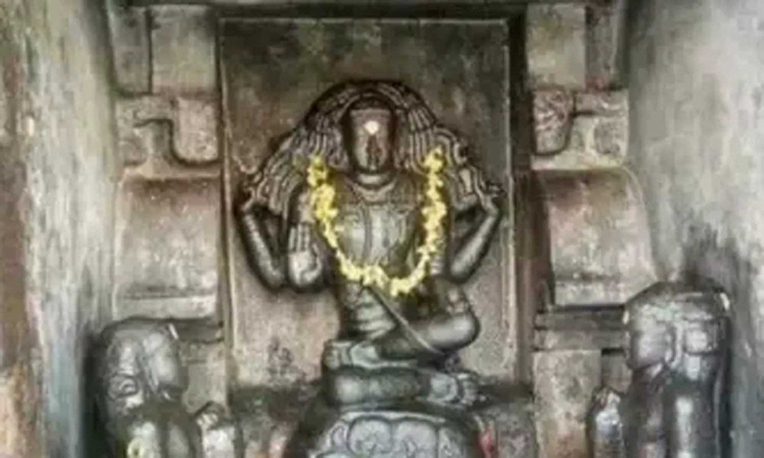 யோக நிலையில் அருள்பாலிக்கும் தட்சிணாமூர்த்தி