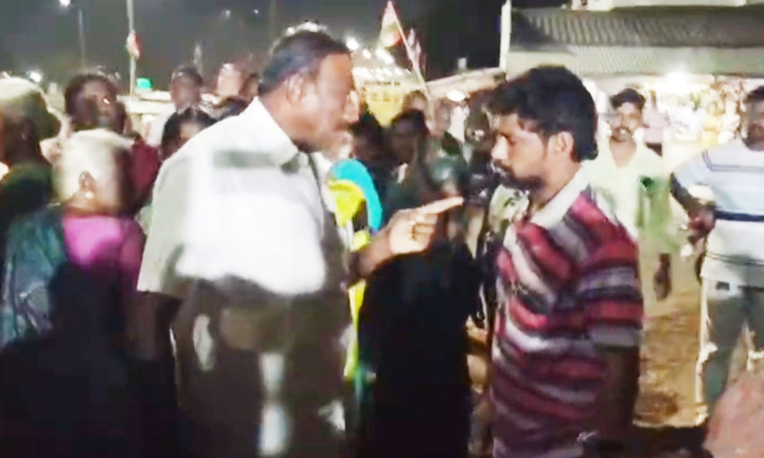 எங்கள் பகுதிக்கு என்ன செய்தீர்கள்?- ஜோதிமணி எம்.பி.யிடம் கேள்வி கேட்ட வாலிபர் விரட்டியடிப்பு