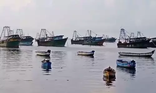 காற்றழுத்த தாழ்வு மண்டலம் உருவானதால் புதுக்கோட்டை மீனவர்கள் கடலுக்கு செல்ல தடை