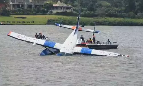 இலங்கை: ஏரியில் விழுந்து விமானம் விபத்து -  அதிர்ச்சி வீடியோ