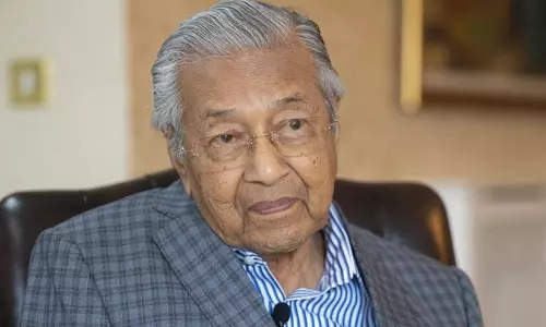 இடுப்பு எலும்பு முறிவு: மலேசியா முன்னாள் பிரதமர் மருத்துவமனையில் அனுமதி