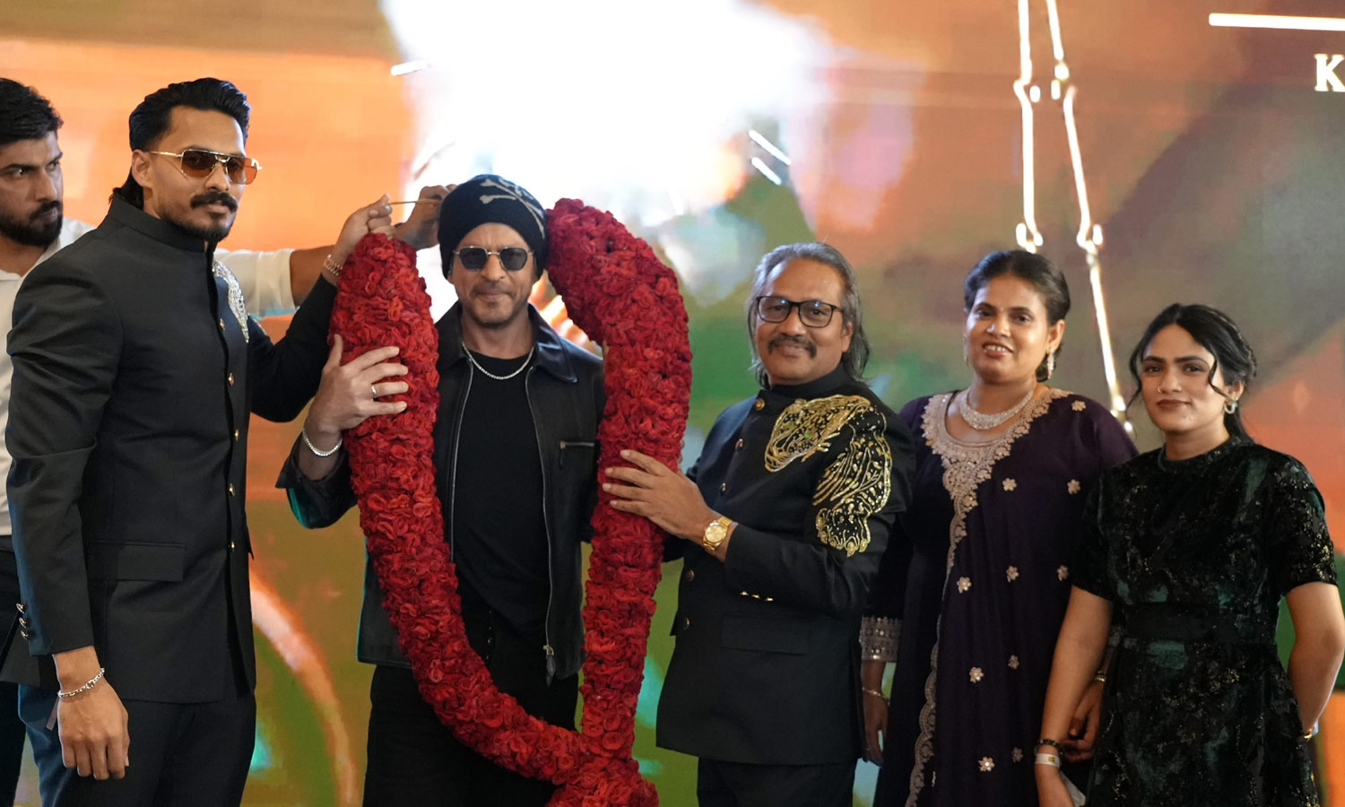 பேந்தர் ஹப் மற்றும் ஏ.டி.கே. ஸ்கொயர் உணவக திறப்பு விழா - சிறப்பு விருந்தினராக பங்கேற்ற ஷாருக்கான்