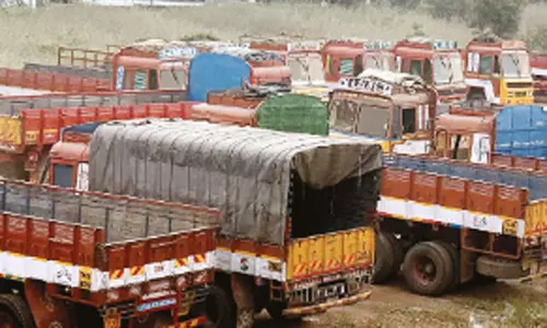 தகுதி சான்றிதழை புதுப்பிக்க கட்டணம் உயர்வு - தமிழகத்தில் 30 ஆயிரம் லாரிகள் நிறுத்தம்