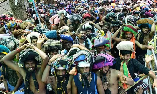 மகரவிளக்கு பூஜைக்கு 5 நாட்களே இருப்பதால் சபரிமலையில் கடும் கூட்டம்