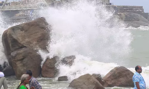 4-வது நாளாக கடல் சீற்றம்: கன்னியாகுமரியில் படகு போக்குவரத்து ரத்து