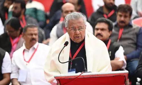 நிதியை முடக்கி கேரளாவின் கழுத்தை நெறிக்கும் மத்திய அரசு.. சத்யாகிரகப்  போராட்டம் அறிவித்த பினராயி விஜயன்