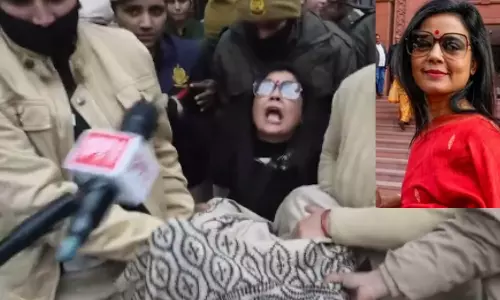 VIDEO: மஹுவாவை குண்டுக்கட்டாக தூக்கிச் சென்ற போலீசார்.. அமித் ஷா அலுவலகத்தின் முன் பரபரப்பு