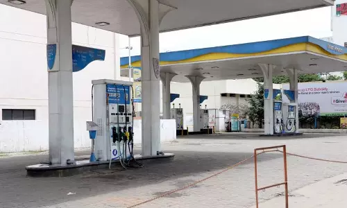 குண்டு வீச்சு எதிரொலி: மணிப்பூரில் காலவரையின்றி பெட்ரோல் பங்குகள் மூடல்