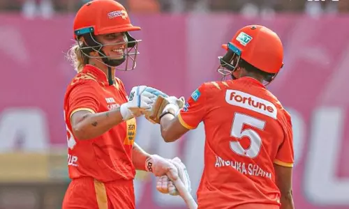 கேப்டன் நாக்... உ.பி. வாரியர்ஸ் அணிக்கு 208 ரன்கள் இலக்கு நிர்ணயித்த குஜராத்