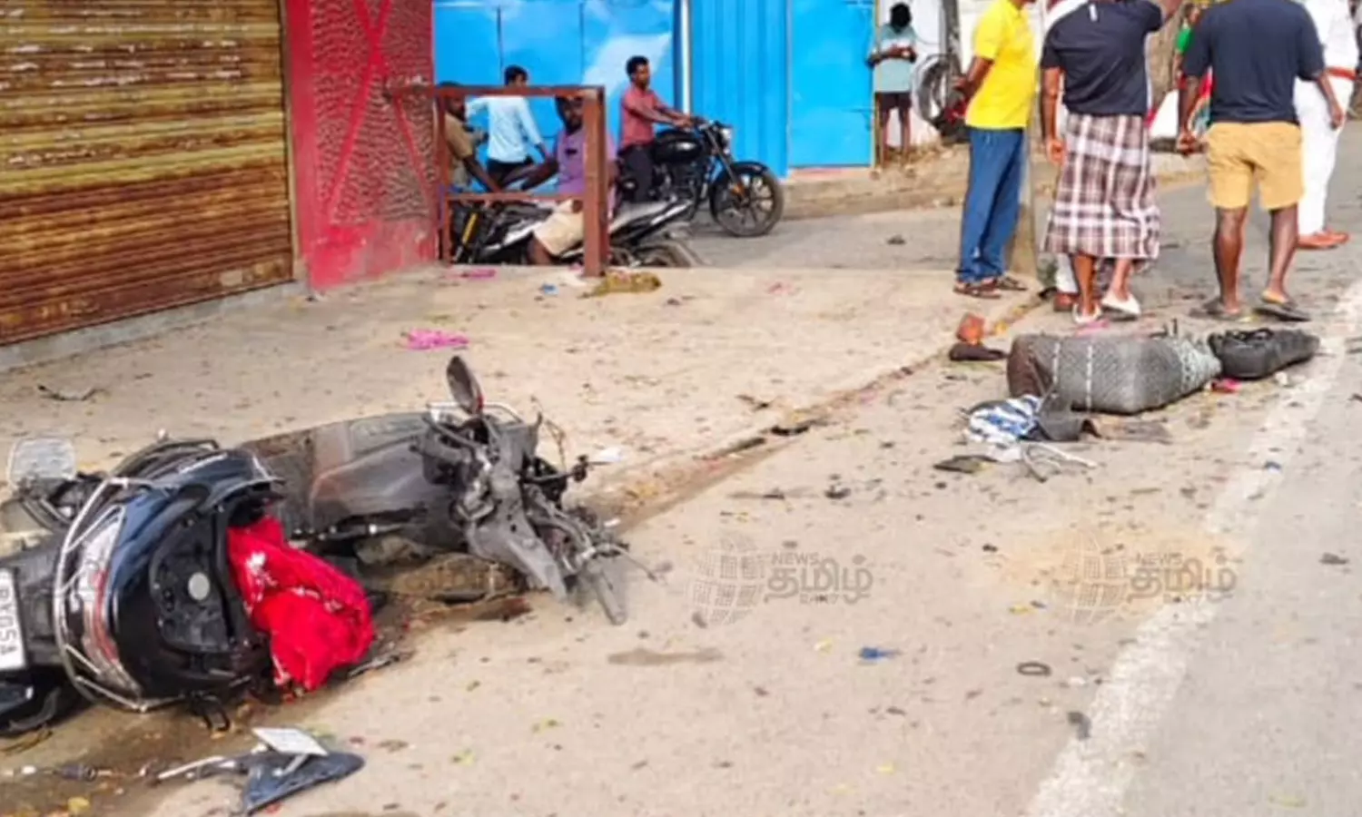 புதுச்சேரியில் பைக்கில் எடுத்துச்சென்ற வெடிமருந்து வெடித்து பெண் பலி புதுச்சேரியில் பைக்கில் எடுத்துச்சென்ற வெடிமருந்து வெடித்து பெண் பலி