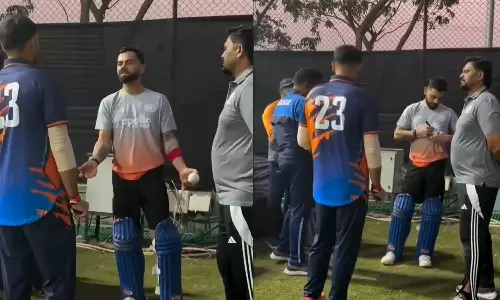 நெட் பவுலர்களுடன் உரையாடிய விராட் கோலி: உத்வேகம் அளிக்கக்கூடிய டிப்ஸ் வழங்கும் வீடியோ வைரல்