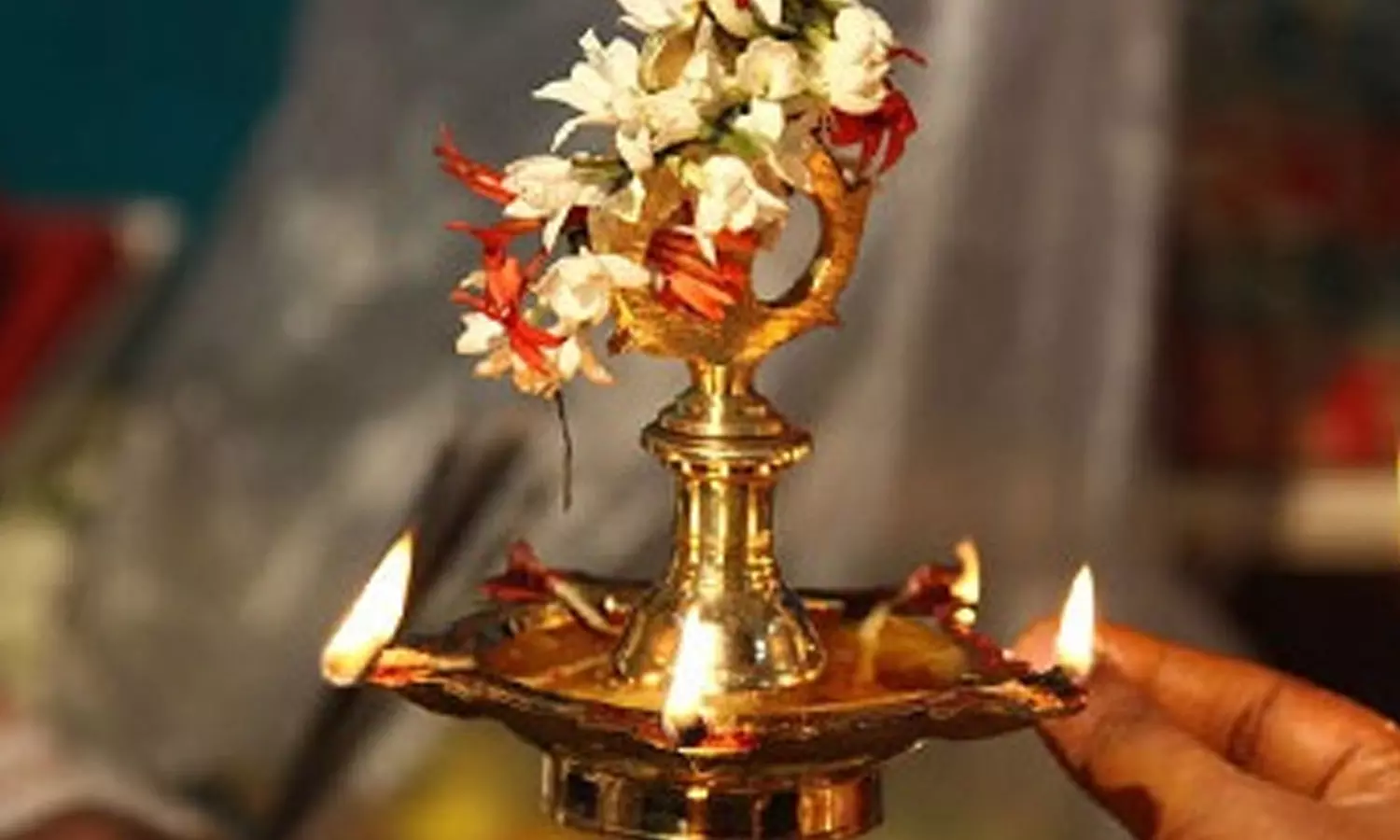 வீட்டில் விளக்கேற்றுவது எப்படி?
