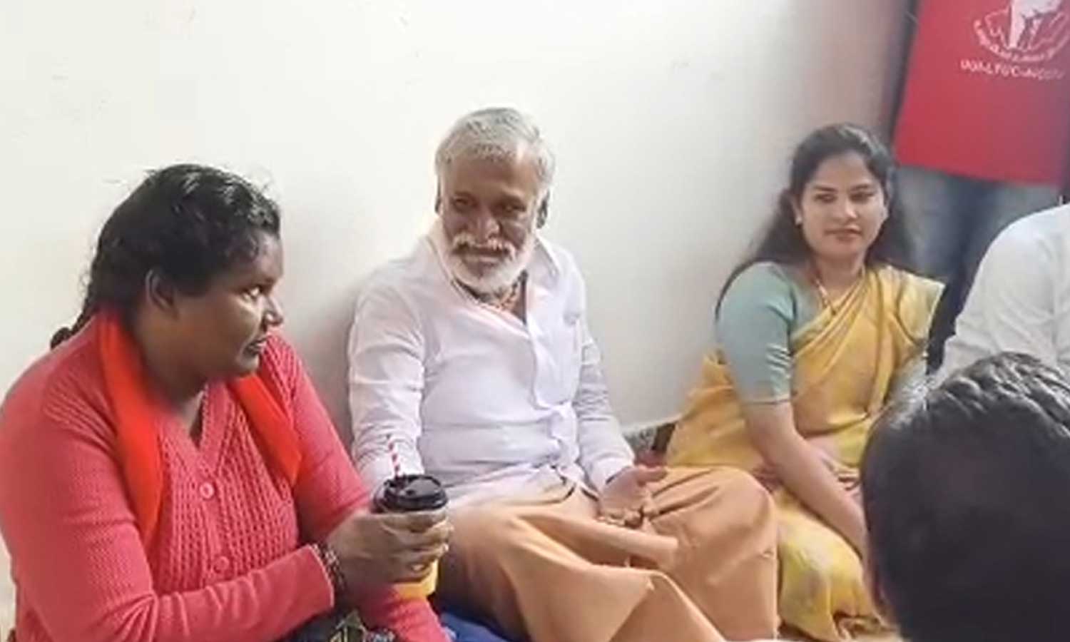 தூய்மைப் பணியாளர்கள் உண்ணாவிரதம் முடித்துவைப்பு: தொடர் போராட்டம் தீர்வை எட்டியிருப்பதாக தகவல்