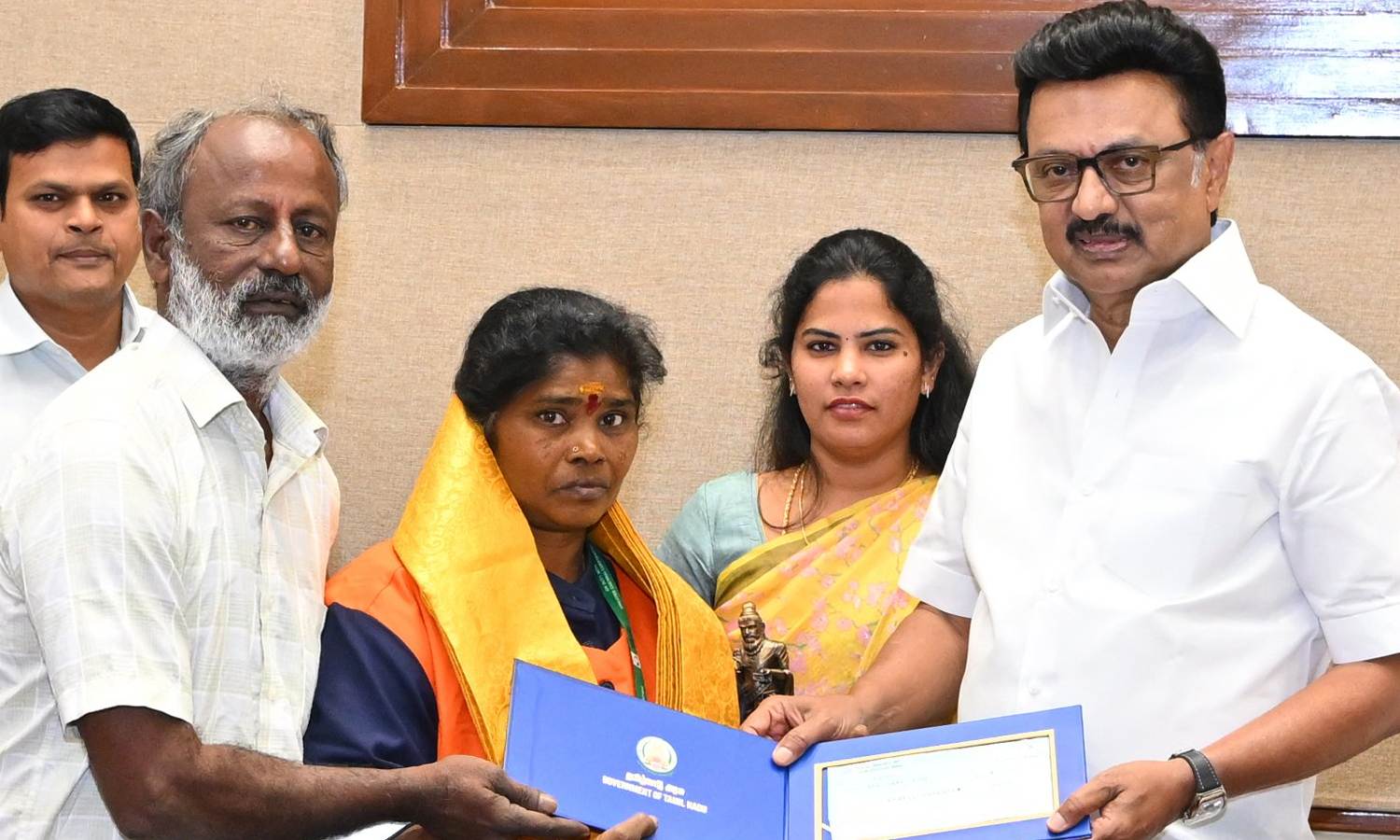 45 சவரன் நகைகள் ஒப்படைப்பு... தூய்மை பணியாளர் பத்மாவிற்கு முதலமைச்சர் மு.க.ஸ்டாலின் ரூ.1 லட்சம் பரிசு!