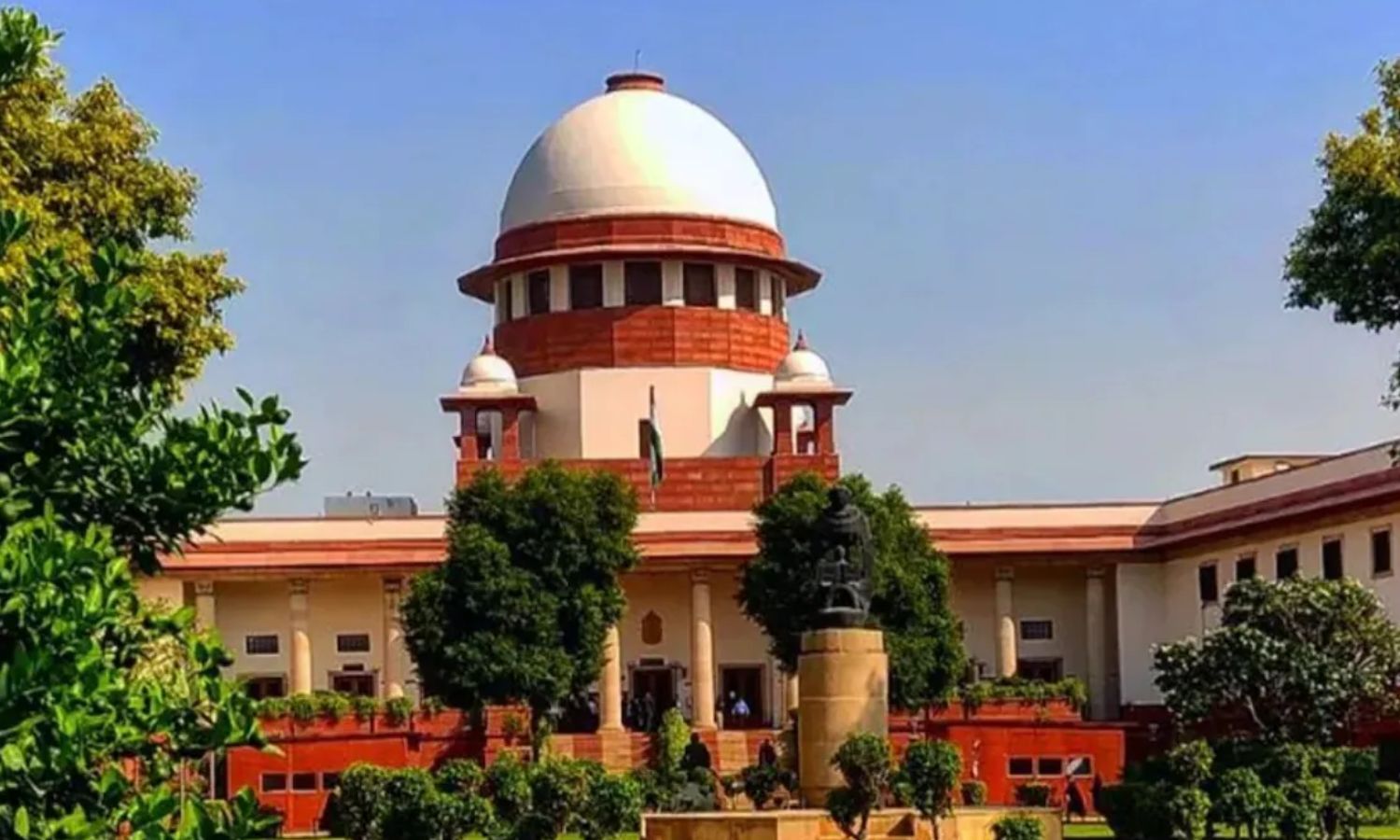 ரெயிலில் சக பயணியின் இருக்கையில் சிறுநீர் கழித்த நீதிபதி.. மீண்டும் பணியில் சேர்ப்பு - உச்சநீதிமன்றம் எதிர்ப்பு