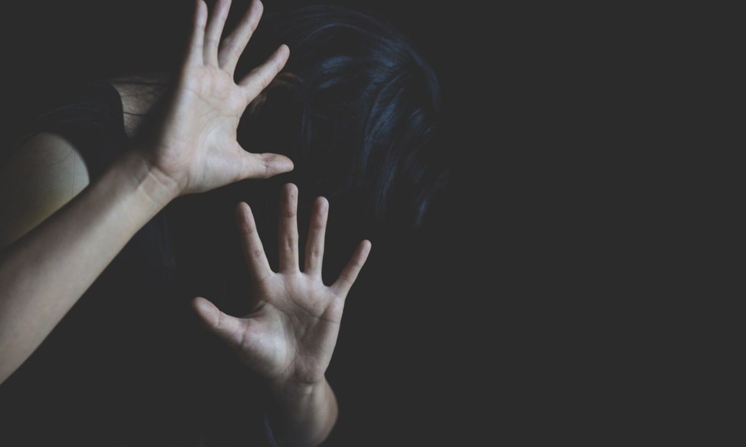 சாலையில் சென்ற 12ஆம் வகுப்பு மாணவியை கடத்தி, ஓடும் காரில் கூட்டுப் பாலியல் வன்கொடுமை செய்த இளைஞர்கள்