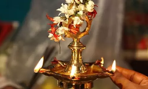 வீட்டில் விளக்கேற்றுவது எப்படி?