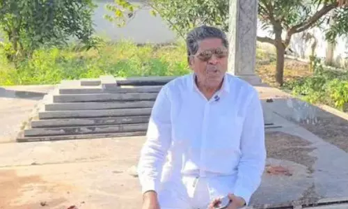 தனக்குத் தானே கல்லறை கட்டிய முதியவர் உயிரிழப்பு - விரும்பியபடி கல்லறையிலேயே நல்லடக்கம்