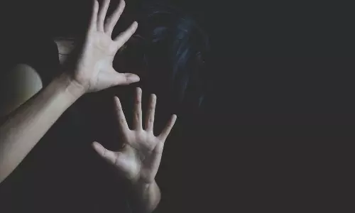 சாலையில் சென்ற 12ஆம் வகுப்பு மாணவியை கடத்தி, ஓடும் காரில் கூட்டுப் பாலியல் வன்கொடுமை செய்த இளைஞர்கள்