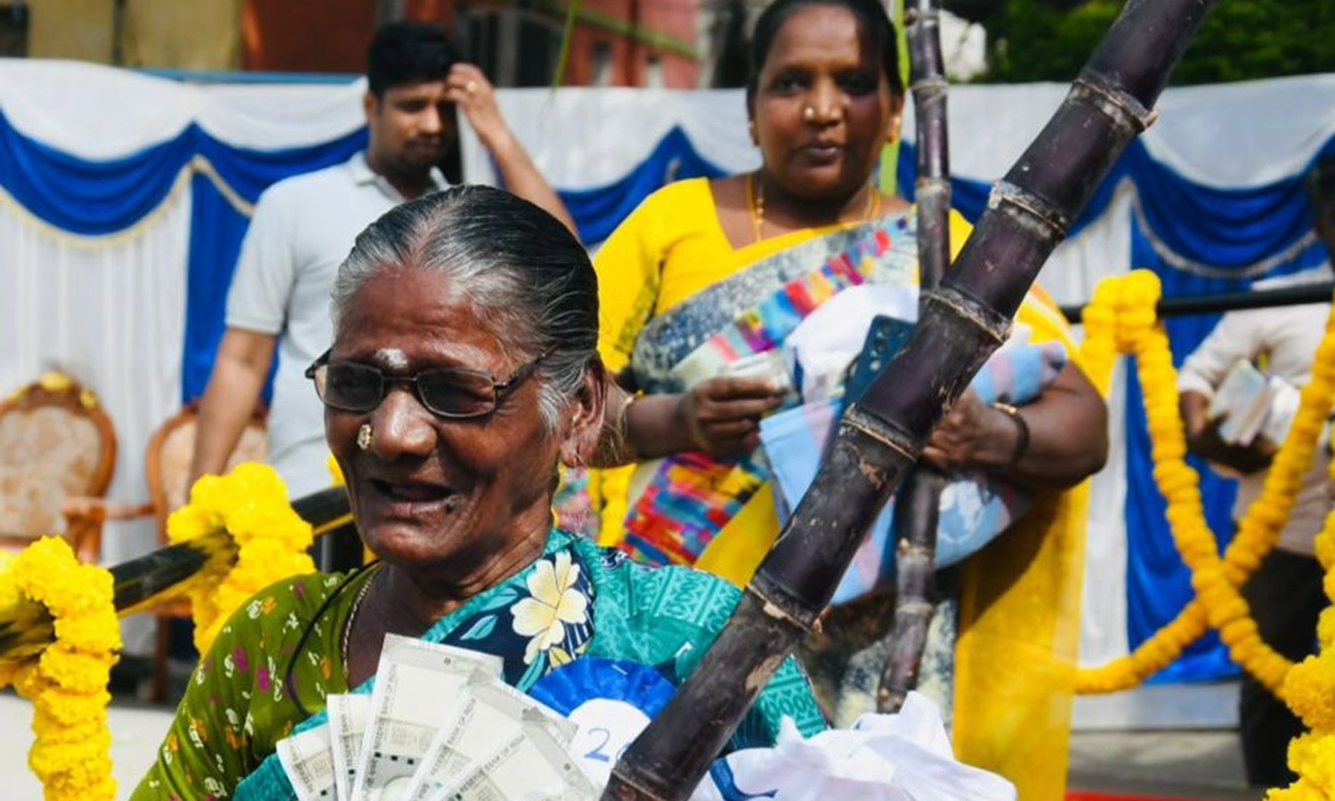 ரேஷன் கடைகளில் நாளையும் பொங்கல் பரிசுத் தொகுப்பு வழங்கப்படும்