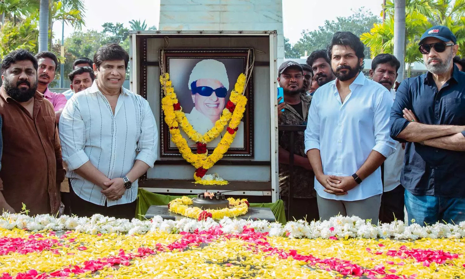 நாளை ரிலீசாகும் வா வாத்தியார்... MGR நினைவிடத்தில் நடிகர்கள் கார்த்தி, சத்யராஜ் மரியாதை