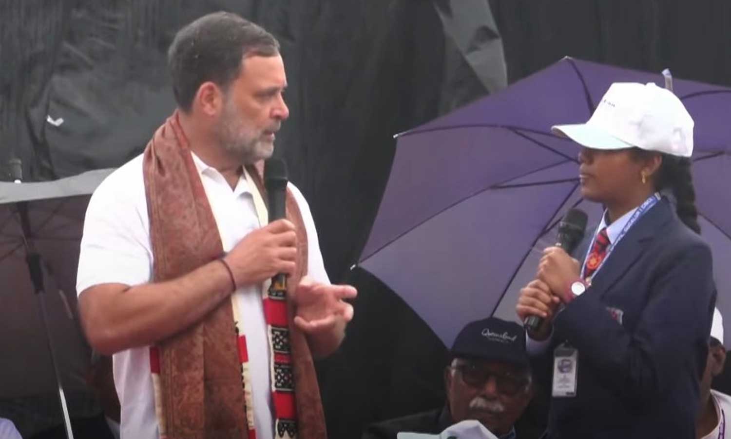 கல்வி தனியார் மயமாகக்கூடாது - கொட்டும் மழையில் பள்ளி மாணவர்களுடன் உரையாடிய ராகுல் காந்தி