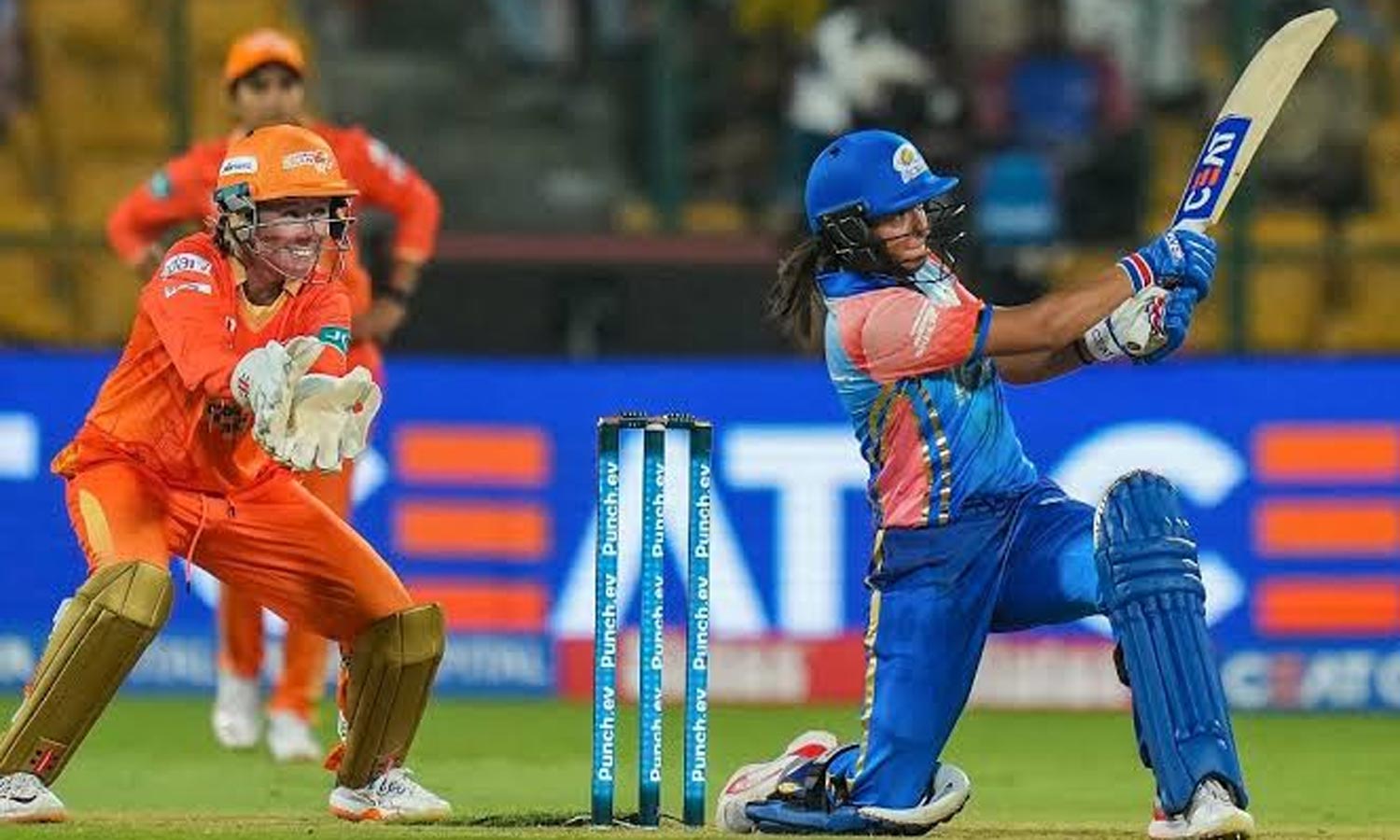 ஹர்மன்பிரீத் கவுர் அதிரடி: குஜராத்தை வீழ்த்தியது மும்பை இந்தியன்ஸ்