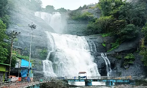குற்றாலம் மெயின் அருவியில் வெள்ளப்பெருக்கு- சுற்றுலா பயணிகள் குளிக்க தடை