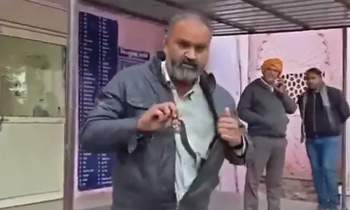 கடித்த பாம்புடன் வந்த ரிக்ஷா டிரைவரால் மருத்துவமனையில் பரபரப்பு... வீடியோ