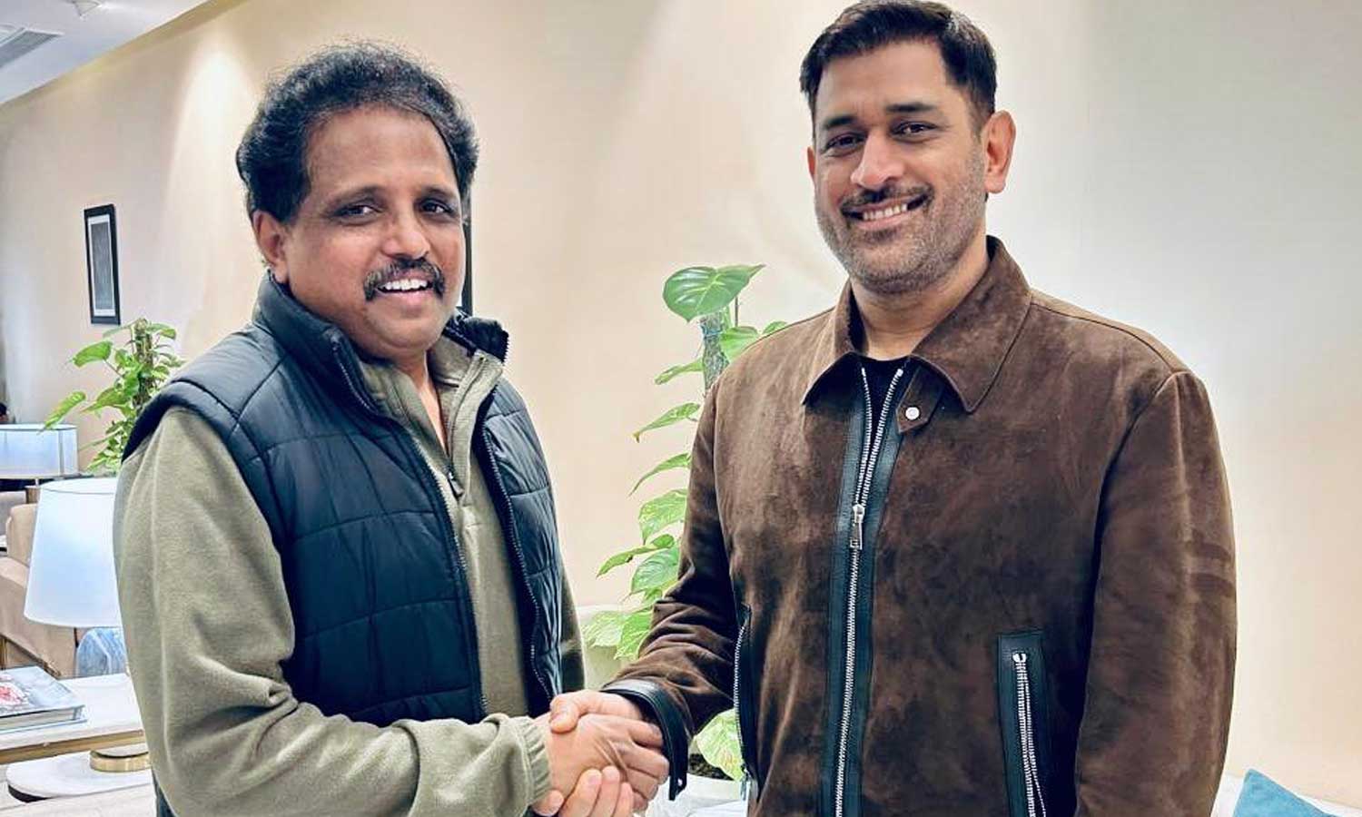 விமான நிலையத்தில் எம்.எஸ்.தோனியை சந்தித்த எம்.பி. சு.வெங்கடேசன்