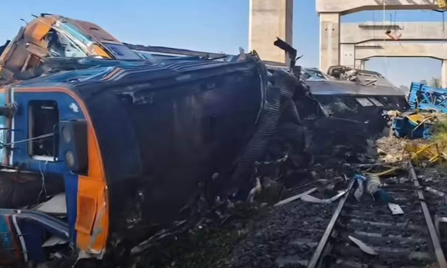 தாய்லாந்தில் ரெயில் மீது ராட்சத கிரேன் விழுந்து தடம் புரண்டு விபத்து- 22 பேர் உயிரிழப்பு