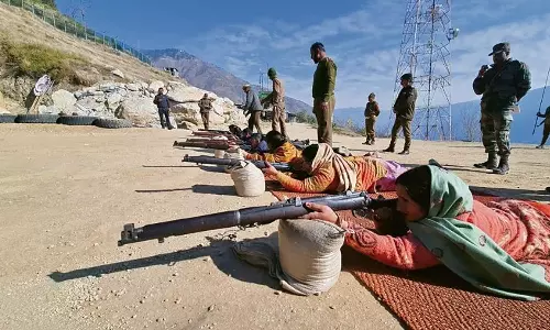 ஜம்மு காஷ்மீரில் கிராமப் பெண்களுக்கு துப்பாக்கிச்சுடும் பயிற்சி