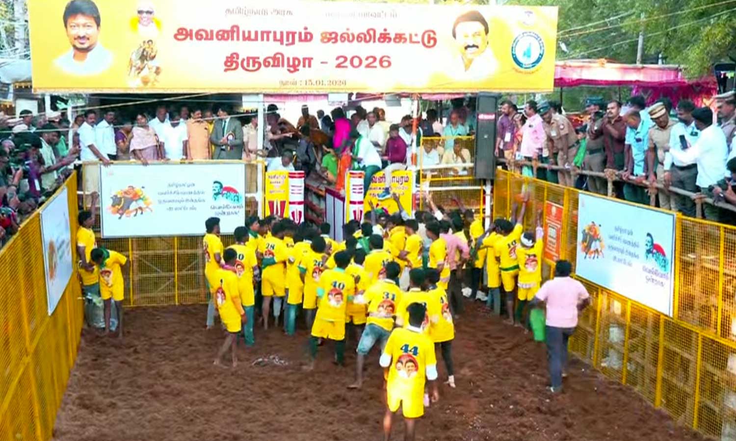 பொங்கல் பண்டிகையான இன்று அவனியாபுரம் ஜல்லிட்டு போட்டி தொடங்கியது