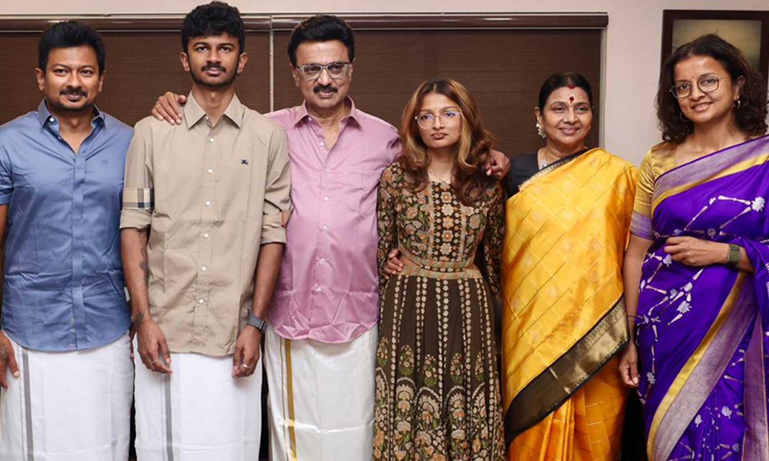 குடும்பத்துடன் பொங்கல் கொண்டாடிய முதலமைச்சர் மு.க.ஸ்டாலின்