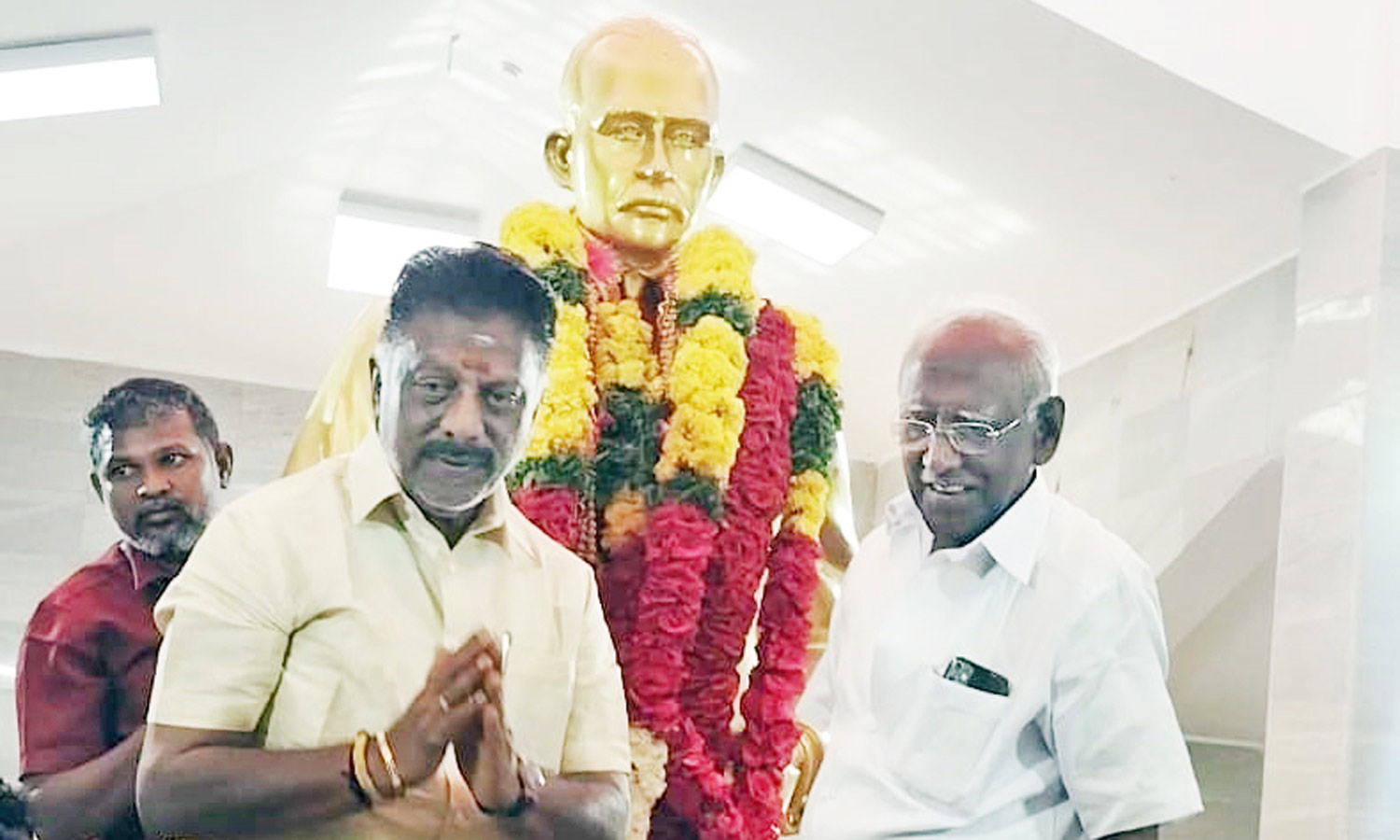 185-வது பிறந்தநாள் விழா: பென்னிகுவிக் சிலைக்கு ஓ.பி.எஸ். மாலை அணிவித்து மரியாதை