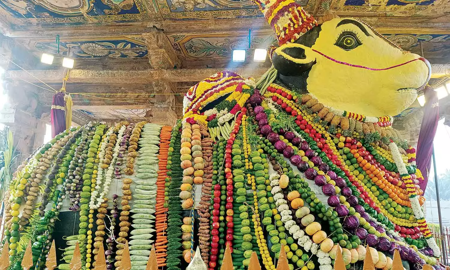 இன்று-மாட்டு-பொங்கல்--தஞ்சை-பெரிய-கோவிலில்-மகா-நந்திக்கு-2-டன்-எடையில்-பழம்,-காய்கறி,-இனிப்புகளால்-சிறப்பு-அலங்காரம்