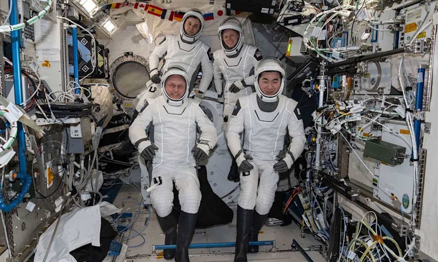 மருத்துவ காரணங்களுக்காக 4 விண்வெளி வீரர்கள் அவசரமாக பூமிக்கு திரும்பினர்