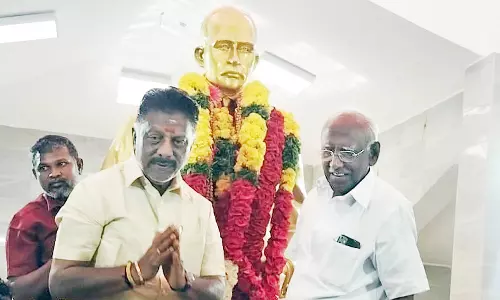 185-வது பிறந்தநாள் விழா: பென்னிகுவிக் சிலைக்கு ஓ.பி.எஸ். மாலை அணிவித்து மரியாதை