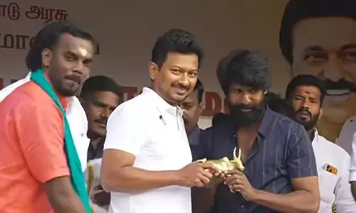 பாலமேடு ஜல்லிக்கட்டு போட்டி - உதயநிதிக்கு காளை சிலையை பரிசளித்த சூரி