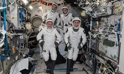 மருத்துவ காரணங்களுக்காக 4 விண்வெளி வீரர்கள் அவசரமாக பூமிக்கு திரும்பினர்