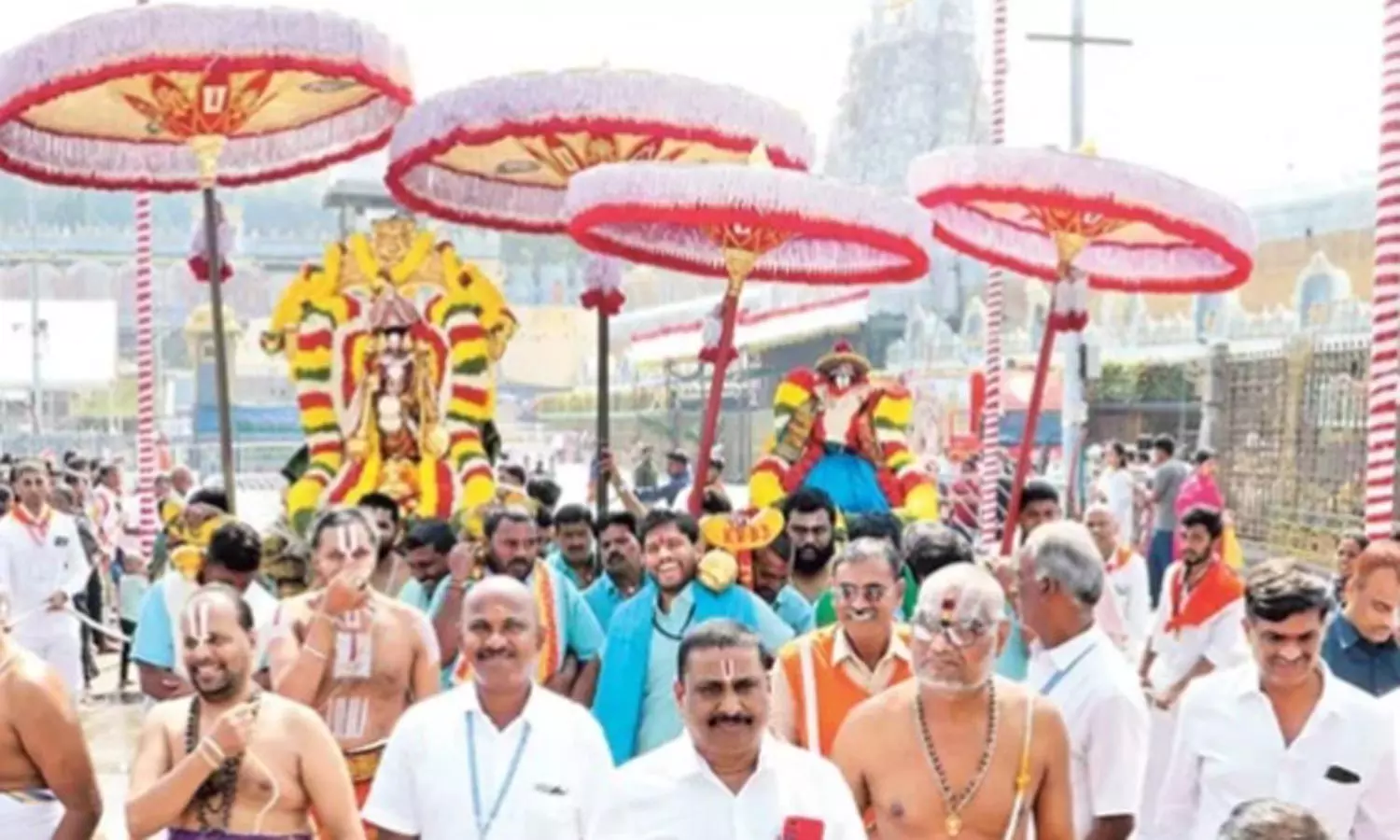 தொடர் விடுமுறையால் திருப்பதியில் பக்தர்கள் குவிந்தனர்- 3 கி.மீ. தூரம் வரிசையில் காத்திருப்பு