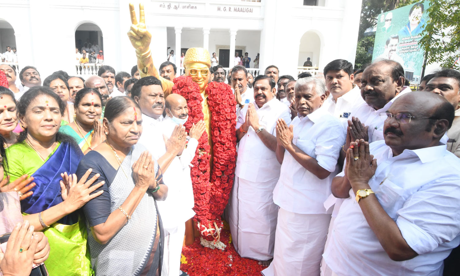 109-வது பிறந்தநாள்:  எம்.ஜி.ஆர். சிலைக்கு எடப்பாடி பழனிசாமி மாலை அணிவித்து மரியாதை