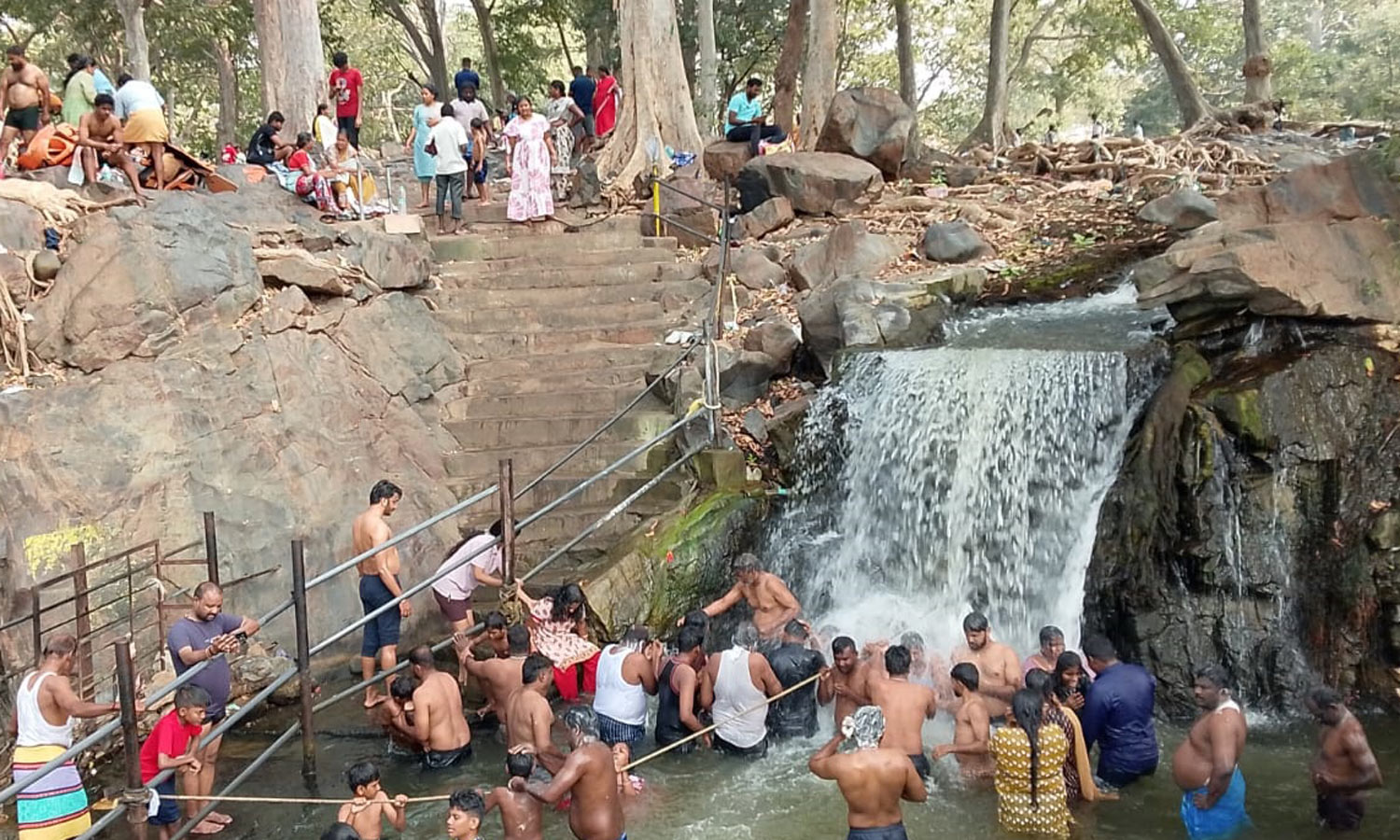 பொங்கல் பண்டிகை விடுமுறை - ஒகேனக்கல்லில் குவிந்த சுற்றுலாப் பயணிகள்