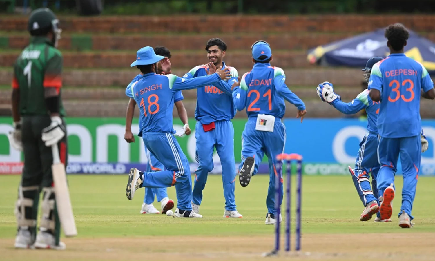 யு19 உலகக் கோப்பை: 18 ரன் வித்தியாசத்தில் வங்கதேசத்தை வீழ்த்தியது இந்தியா