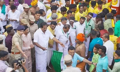 உலகப்புகழ் பெற்ற அலங்காநல்லூர் ஜல்லிக்கட்டு போட்டி தொடங்கியது