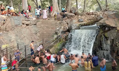 பொங்கல் பண்டிகை விடுமுறை - ஒகேனக்கல்லில் குவிந்த சுற்றுலாப் பயணிகள்