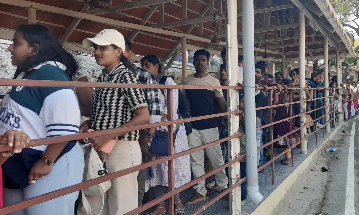 பொங்கல் பண்டிகை தொடர் விடுமுறை- விவேகானந்தர் மண்டபத்துக்கு 56 ஆயிரம் சுற்றுலா பயணிகள் படகில் பயணம்