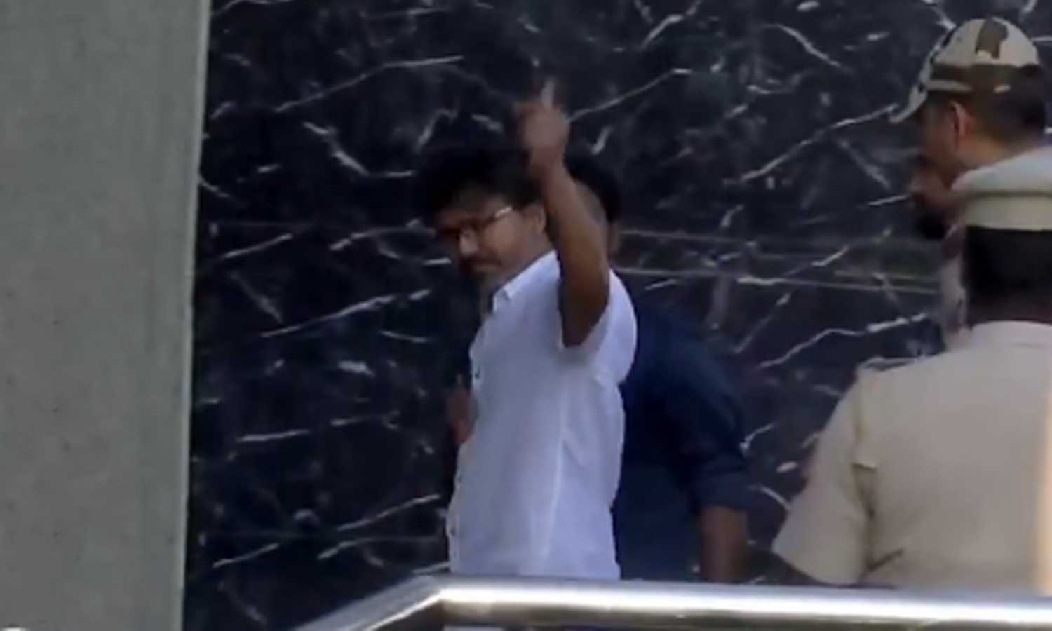 சி.பி.ஐ. விசாரணைக்கு ஆஜராக டெல்லி புறப்பட்டார் விஜய்